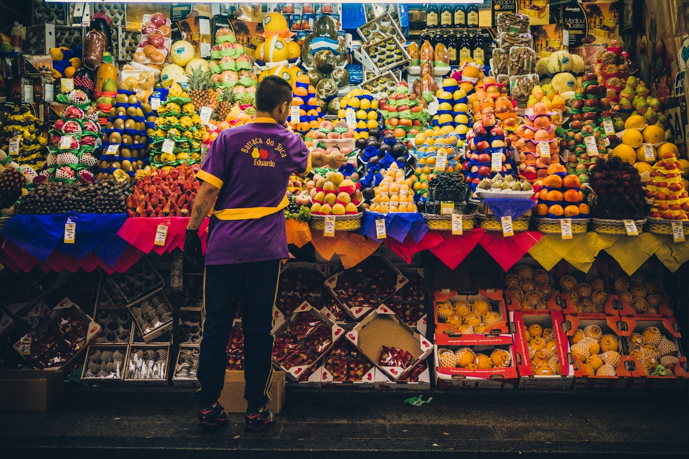 Comerciante atendendo na banca do mercado